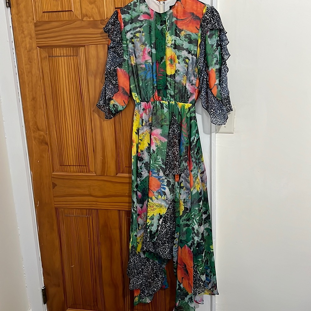 Apparalel dress. Elastic waist and sleeves. Midi length